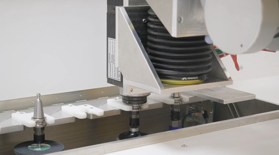 robot ponceur aluminium changement d'outil